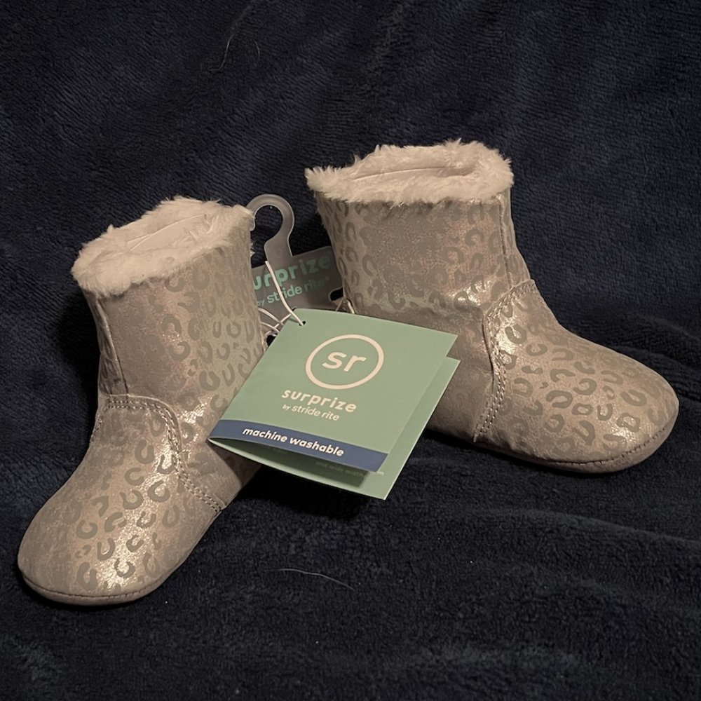 Stride Rite infant girls faux fur lined booties, silver pattern, NWT